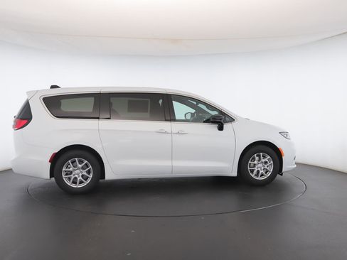 New 2026 Chrysler Pacifica Select image 27
