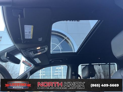 Used 2025 Jeep Wagoneer Series III w/ Premium Group I image 13