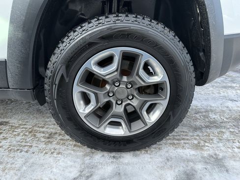 Used 2019 Jeep Cherokee Trailhawk image 12