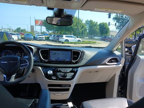 Used 2023 Chrysler Pacifica Touring-L FWD image 22