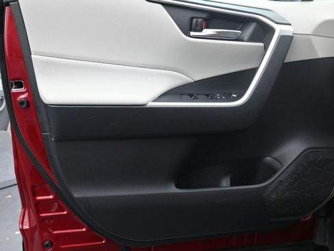 Used 2020 Toyota RAV4 XLE image 9