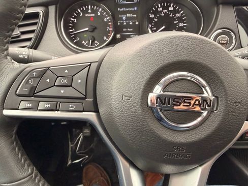 Used 2017 Nissan Rogue SV image 19