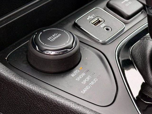 Certified 2020 Jeep Cherokee Limited AWD/4WD image 28