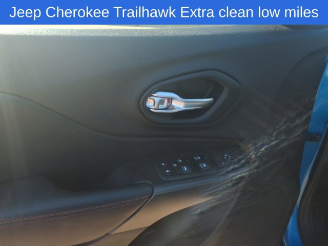 Used 2019 Jeep Cherokee Trailhawk w/ Comfort/Convenience Group AWD/4WD image 9