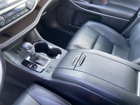Used 2019 Toyota Highlander XLE image 24