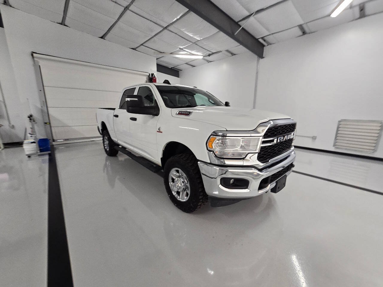 Used 2024 RAM 2500 Tradesman w/ Chrome Appearance Group AWD/4WD image 3