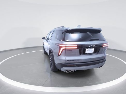 Used 2025 Chevrolet Traverse Z71 image 8