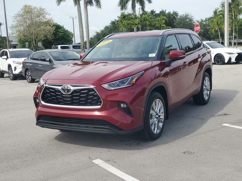 Certified 2025 Toyota Highlander Limited FWD image 7