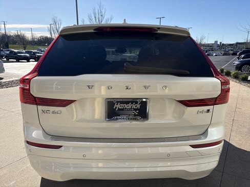 Used 2022 Volvo XC60 B5 Momentum w/ Climate Package image 9