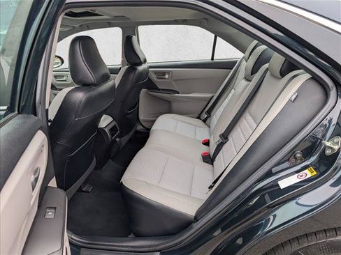 Used 2017 Toyota Camry SE w/ Moonroof Package FWD image 18