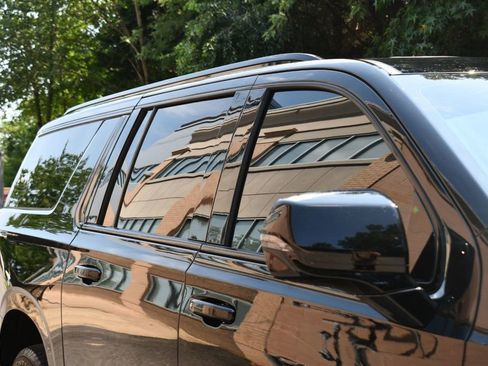 Used 2022 Chevrolet Suburban RST w/ Sport Performance Package image 17