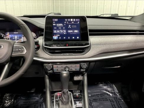 Used 2025 Jeep Compass Latitude w/ Sun & Sound Group AWD/4WD image 6