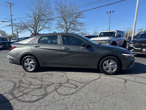 Certified 2025 Hyundai Elantra SE FWD image 5