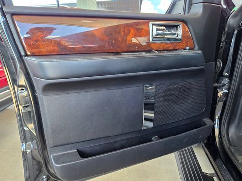 Used 2015 Lincoln Navigator 4WD image 12