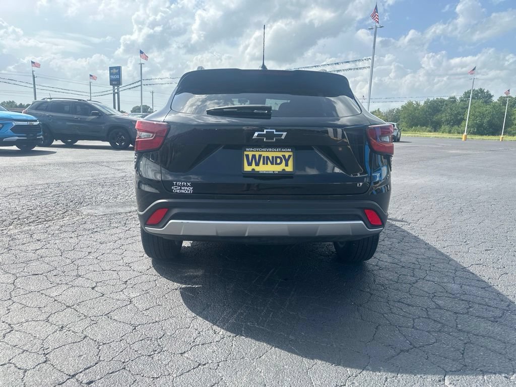 Used 2025 Chevrolet Trax LT FWD image 5