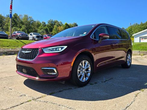 Used 2023 Chrysler Pacifica Touring-L AWD/4WD image 7