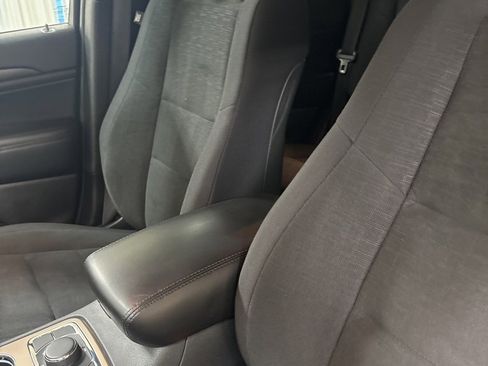 Used 2017 Jeep Grand Cherokee Laredo w/ Quick Order Package 23E image 16