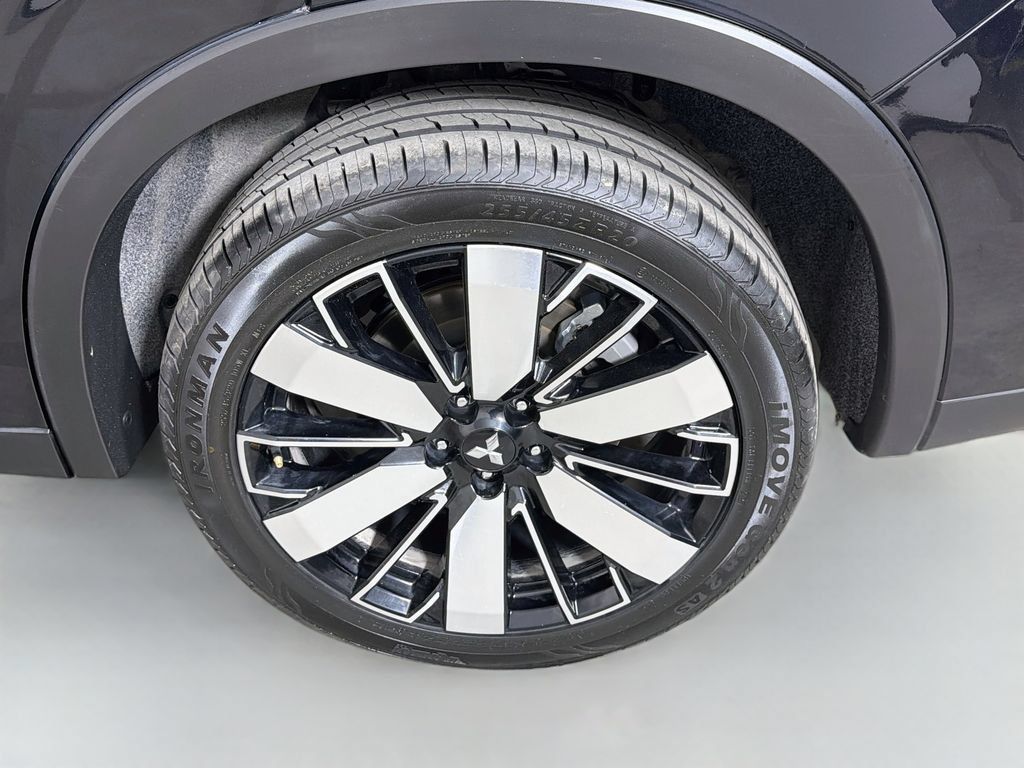 Used 2025 Mitsubishi Outlander AWD image 29