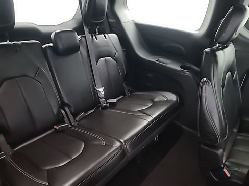 Used 2025 Chrysler Pacifica Select image 17