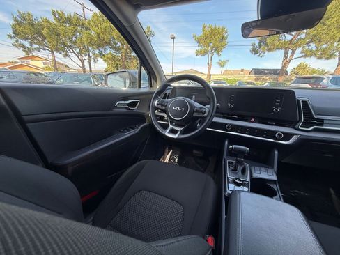 Used 2025 Kia Sportage LX image 30