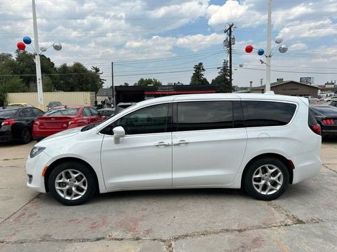 Used 2018 Chrysler Pacifica Touring Plus w/ Tire & Wheel Group FWD image 4