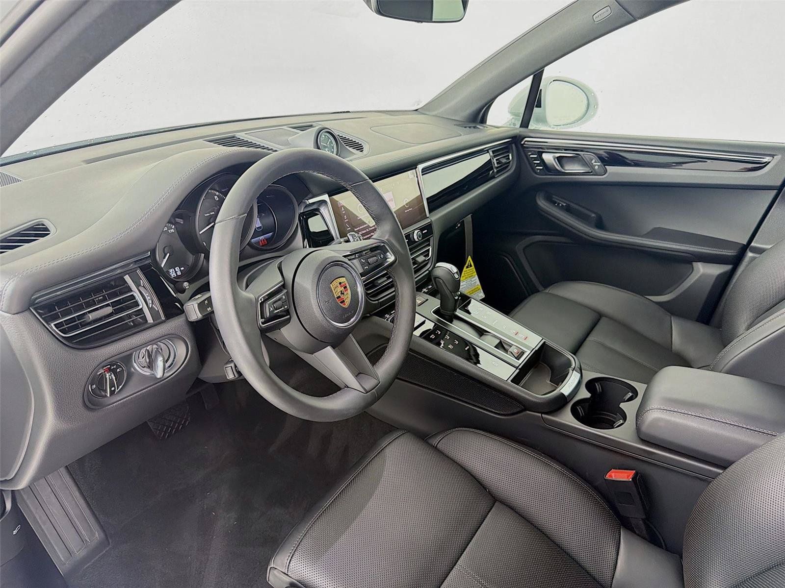Used 2025 Porsche Macan AWD/4WD image 4
