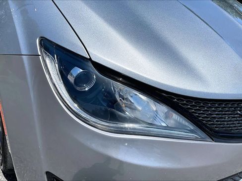 Used 2019 Chrysler Pacifica Touring Plus w/ S Appearance Package FWD image 26