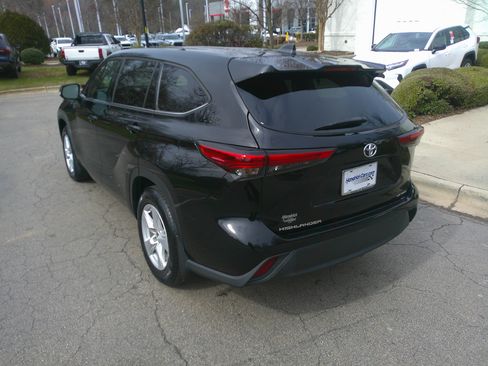 Used 2022 Toyota Highlander LE image 10