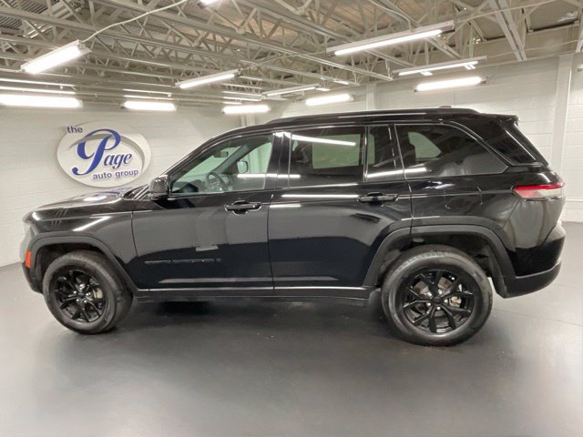 Used 2025 Jeep Grand Cherokee Altitude AWD/4WD image 2