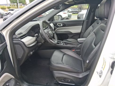 Used 2025 Jeep Compass Limited w/ Sun & Sound Group AWD/4WD image 29