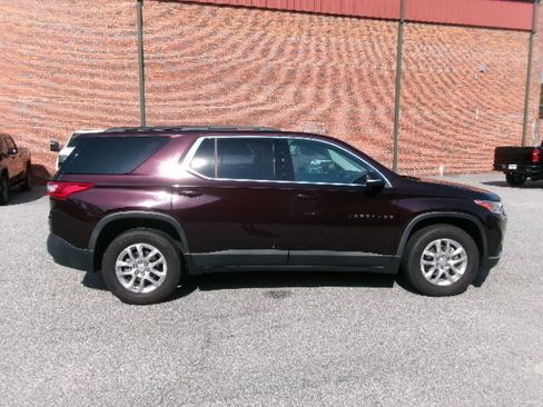 Used 2021 Chevrolet Traverse LT FWD image 2