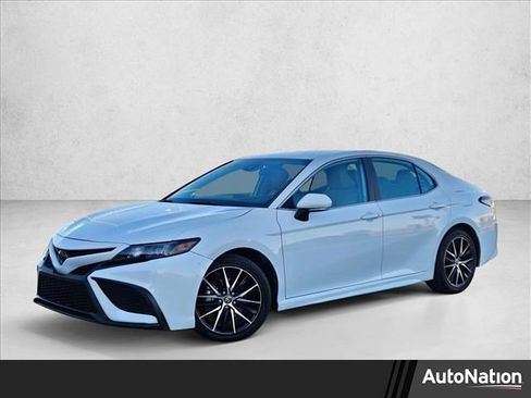 Used 2024 Toyota Camry SE image 1