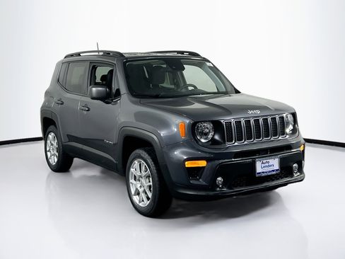 Used 2022 Jeep Renegade Latitude image 3