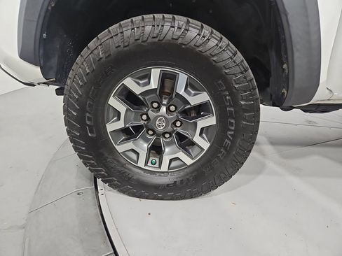 Used 2018 Toyota Tacoma TRD Off-Road image 25