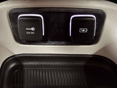 Used 2021 Chrysler Voyager Lxi FWD image 36
