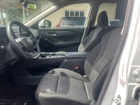 Used 2025 Nissan Rogue SV FWD image 2