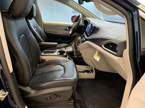Used 2022 Chrysler Pacifica Touring-L w/ Uconnect Theater Family Group AWD/4WD image 60