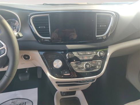 Used 2024 Chrysler Pacifica Touring-L image 11