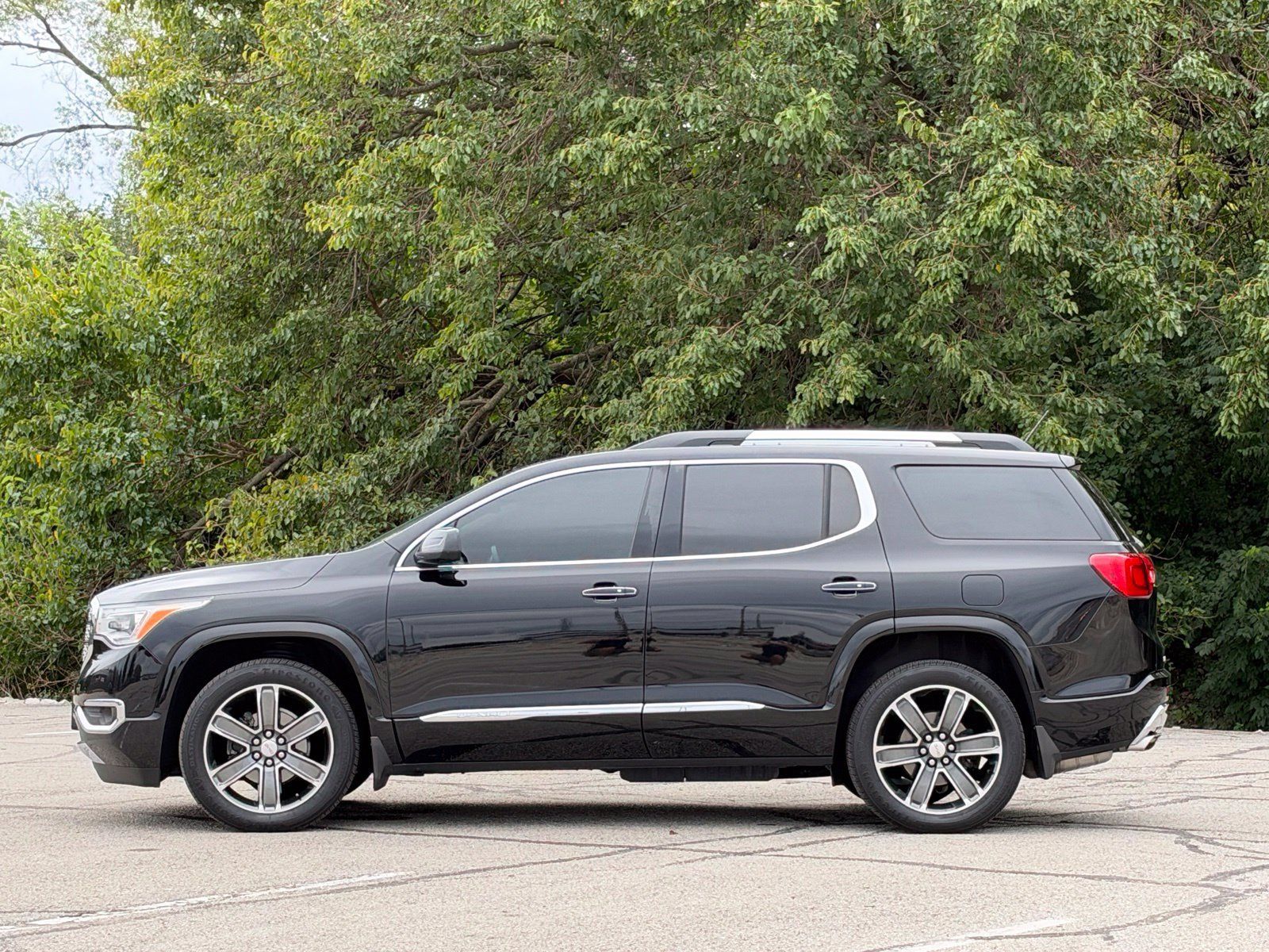 Used 2018 GMC Acadia Denali w/ Technology Package AWD/4WD image 2