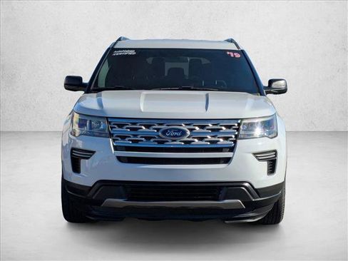 Used 2019 Ford Explorer XLT image 2
