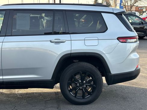 Used 2024 Jeep Grand Cherokee L Laredo image 6