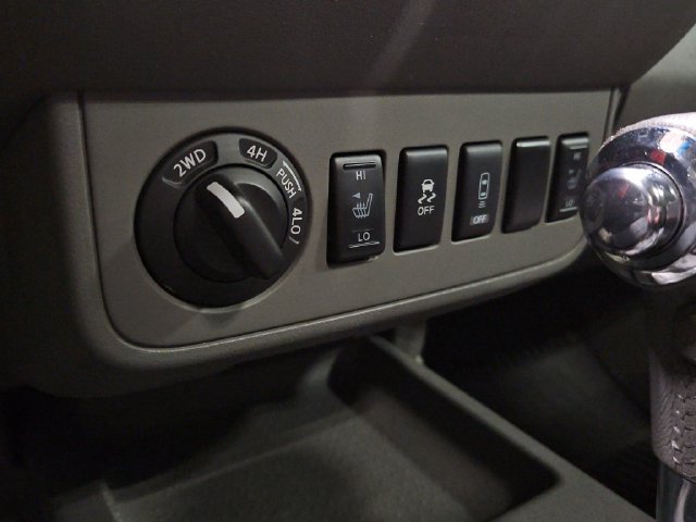 Used 2016 Nissan Frontier SL AWD/4WD image 32