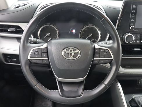 Used 2022 Toyota Highlander XLE AWD/4WD image 16