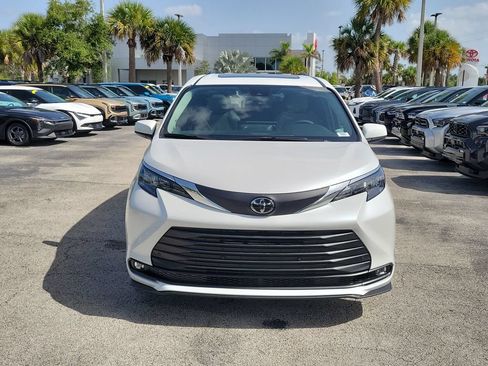 New 2026 Toyota Sienna XLE FWD image 2