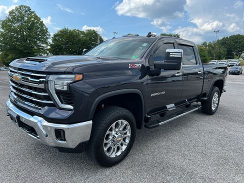 Used 2024 Chevrolet Silverado 2500 LTZ w/ LTZ Convenience Package AWD/4WD image 2