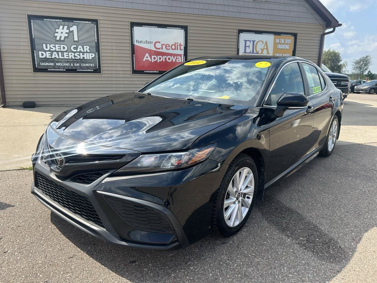 Used 2022 Toyota Camry SE FWD image 3