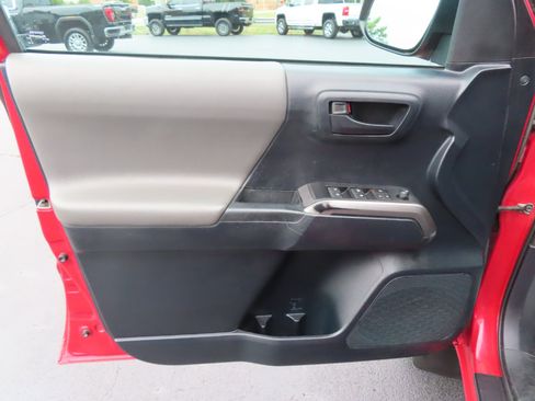 Used 2019 Toyota Tacoma TRD Off-Road image 24