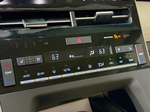 Used 2019 Toyota Avalon Limited image 19