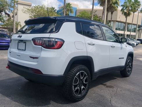 Used 2025 Jeep Compass Trailhawk AWD/4WD image 5