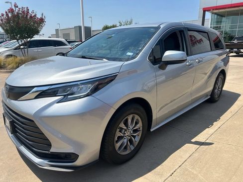Used 2022 Toyota Sienna LE FWD image 6